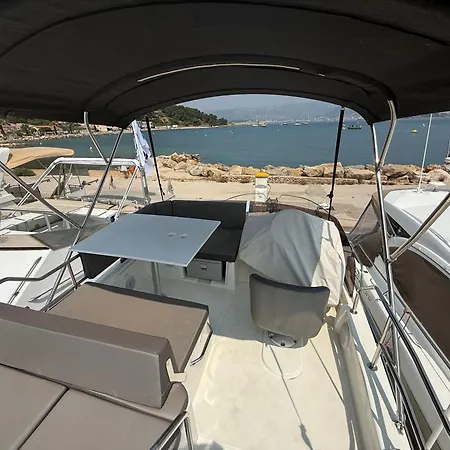 Bateau à Quai Bateau-hôtel