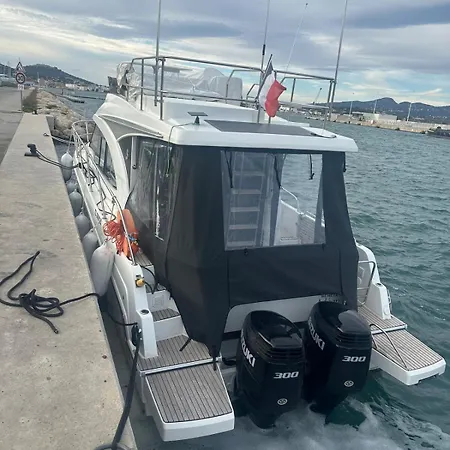 Bateau A Quai Tekne *