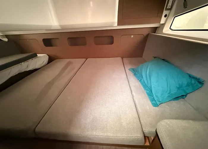 Bateau A Quai Botel *